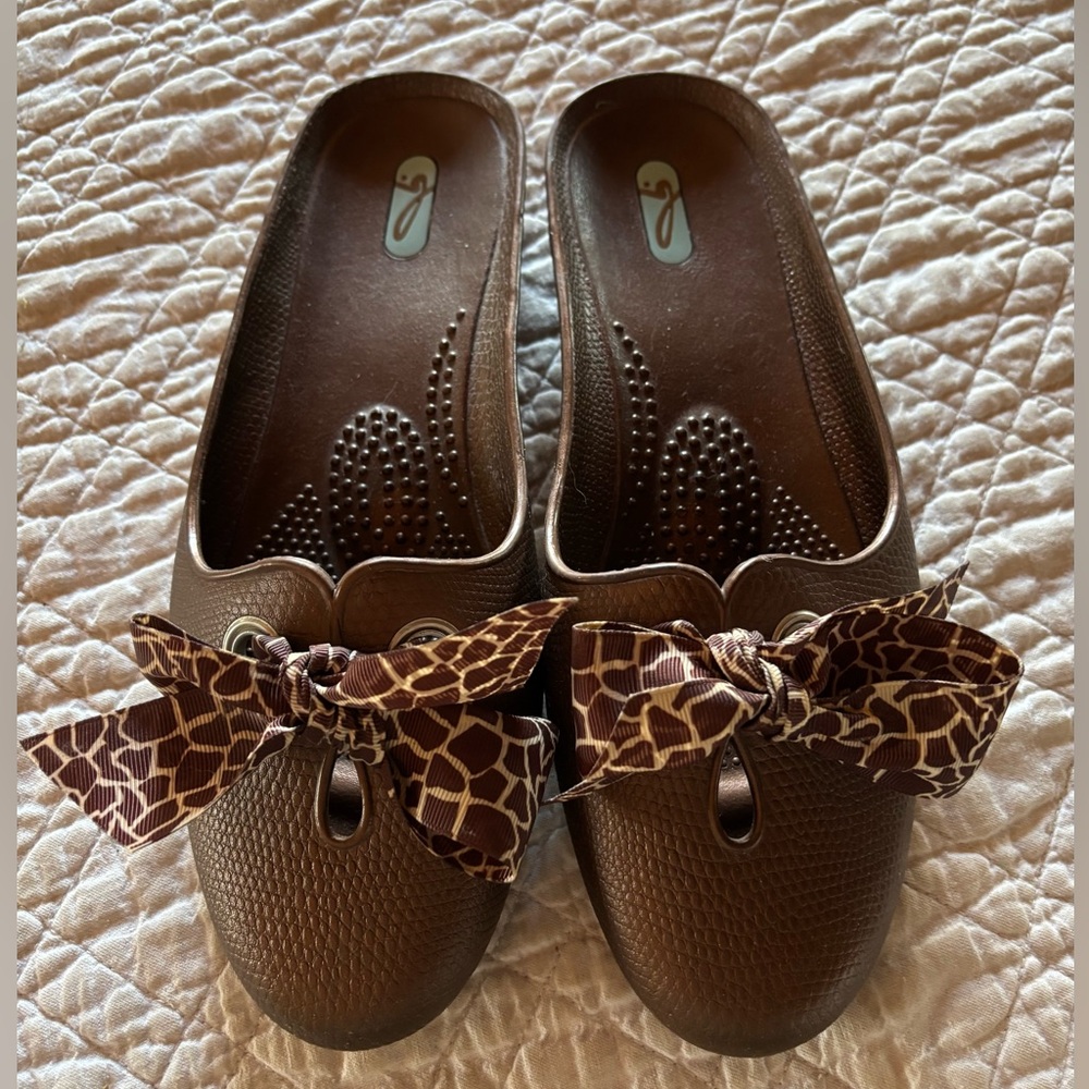 OKA-b Madison Slide Mules Brown w/giraffe Print Bows Sz L (10-11) Preppy NEW